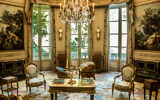 Who has the biggest private collection of art and antiques in the world?